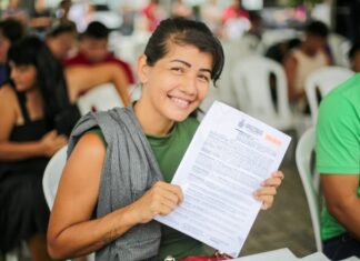 Suhab Mutuária Kaline Paes recebendo sua idenização