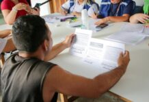 Suhab Morador do Conjunti realizando a entrega dos documentos
