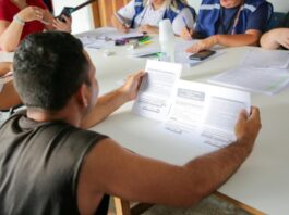 Suhab Morador do Conjunti realizando a entrega dos documentos