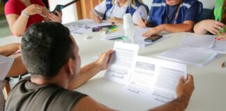 Suhab Morador do Conjunti realizando a entrega dos documentos