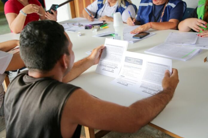 Suhab Morador do Conjunti realizando a entrega dos documentos Suhab Morador do Conjunti realizando a entrega dos documentos
