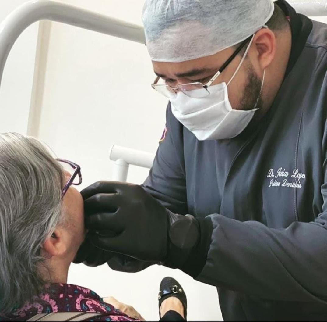 Implantes, facetas e estética: entenda como funciona a reabilitação oral com o Dr. Josias Lopes
