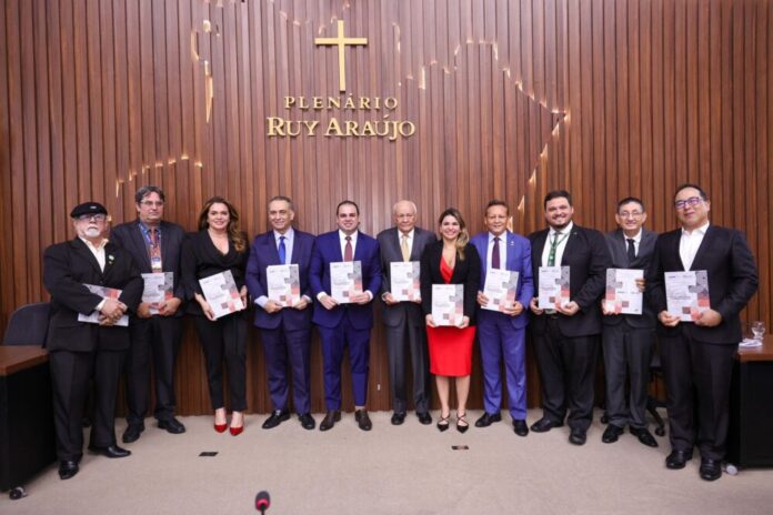 Presidente Roberto Cidade propõe Comissão Permanente em defesa da Zona Franca de Manaus durante entrega da Agenda Legislativa da Indústria Presidente Roberto Cidade propõe Comissão Permanente em defesa da Zona Franca de Manaus durante entrega da Agenda Legislativa da Indústria