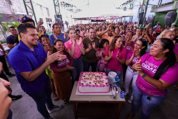 Roberto Cidade leva emoção e reconhecimento às mães das zonas Sul e Oeste de Manaus Roberto Cidade leva emoção e reconhecimento às mães das zonas Sul e Oeste de Manaus