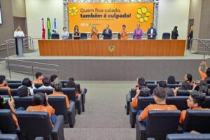 Presidente Roberto Cidade alerta estudantes sobre crimes sexuais e virtuais, durante ação do Maio Laranja, na Aleam