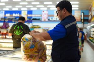 Procon apreende mais de 46 kg de alimentos impróprios em supermercado da zona Norte de Manaus