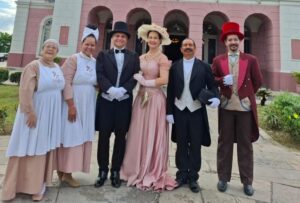 Teatro Amazonas oferece visita teatralizada aos sábados com figurinos e personagens de época