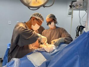 Hospital Adriano Jorge realiza cirurgia de alta complexidade para reconstrução do plexo braquial em Manaus