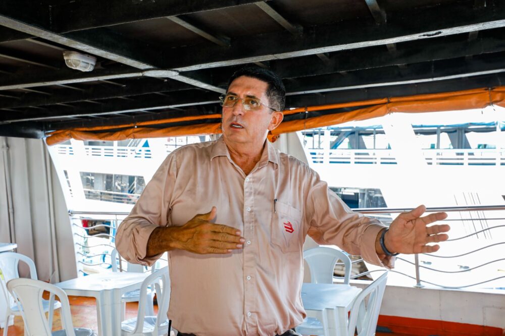 Festival de Parintins Barcos e lanchas se preparam para aumento de vendas com proximidade da festa dos bumbás proprietário de embarcação Amilcar Bentes Foto Antonio Lima Secom Festival de Parintins Barcos e lanchas se preparam para aumento de vendas com proximidade da festa dos bumbás proprietário de embarcação Amilcar Bentes Foto Antonio Lima Secom