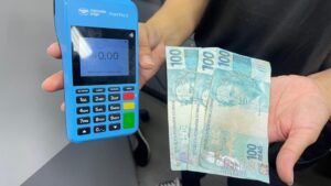 PC prende homem em Parintins por pagar conta do bar de embarcação com notas falsas