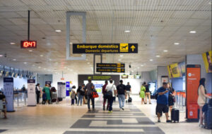Vai para Parintins? Saiba quais são seus direitos em caso de atraso ou cancelamento de voo