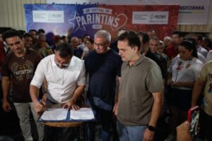 Wilson Lima reforça compromisso com Parintins ao assinar projeto do novo Bumbódromo