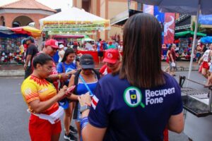 RecuperaFone orienta público em Parintins a identificar e armazenar IMEI de celulares