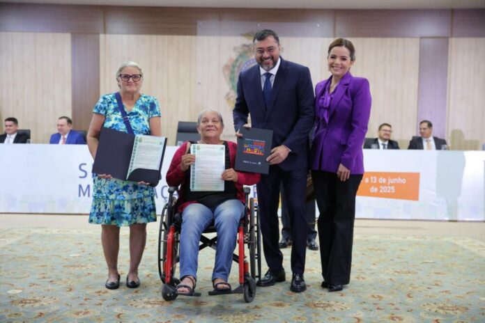 Governador Wilson Lima apresenta balanço de mais de 18 mil ações de regularização fundiária durante abertura da Semana do Solo Seguro. Governador Wilson Lima apresenta balanço de mais de 18 mil ações de regularização fundiária durante abertura da Semana do Solo Seguro. FOTO: Arthur Castro e Diego Peres/Secom