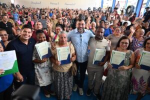 Wilson Lima entrega mil títulos no Vale do Sinai e ultrapassa 19 mil famílias com imóveis regularizados no Amazonas