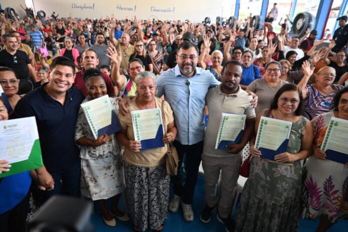 Governador Wilson Lima entrega mil títulos no Vale do Sinai e ultrapassa 19 mil famílias com imóveis regularizados no Amazonas Governador Wilson Lima entrega mil títulos no Vale do Sinai e ultrapassa 19 mil famílias com imóveis regularizados no Amazonas