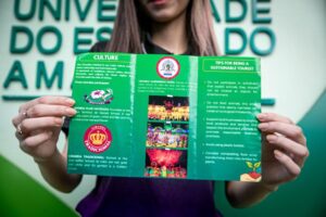 Em Manacapuru, estudante da UEA elabora infográfico com práticas essenciais de cultura e sustentabilidade para turistas estrangeiros