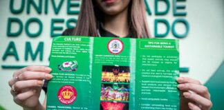 Em Manacapuru, estudante da UEA elabora infográfico com práticas essenciais de cultura e sustentabilidade para turistas estrangeiros