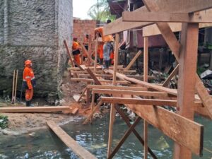 Prefeitura de Manaus trabalha na implantação de ponte no Colônia Santo Antônio
