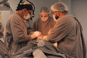 Hospital Adriano Jorge realiza cirurgia inédita para remover tumor de mais de 2 kg da mandíbula de uma paciente de 33 anos