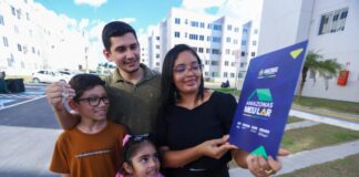 FAMÍLIA DAIANA FEITOSA BENEFICIADA COM SUBSÍDIO FOTO PAULA PESSOA UGPE ()