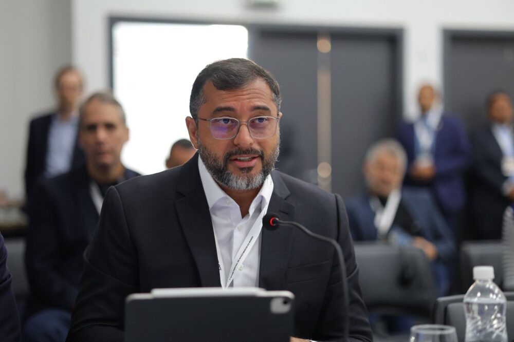 Governador Wilson Lima apresenta a Arnold Schwarzenegger papel estratégico do Amazonas na agenda climática global e na defesa dos povos da floresta foto Diego Peres Secom Governador Wilson Lima apresenta a Arnold Schwarzenegger papel estratégico do Amazonas na agenda climática global e na defesa dos povos da floresta foto Diego Peres Secom