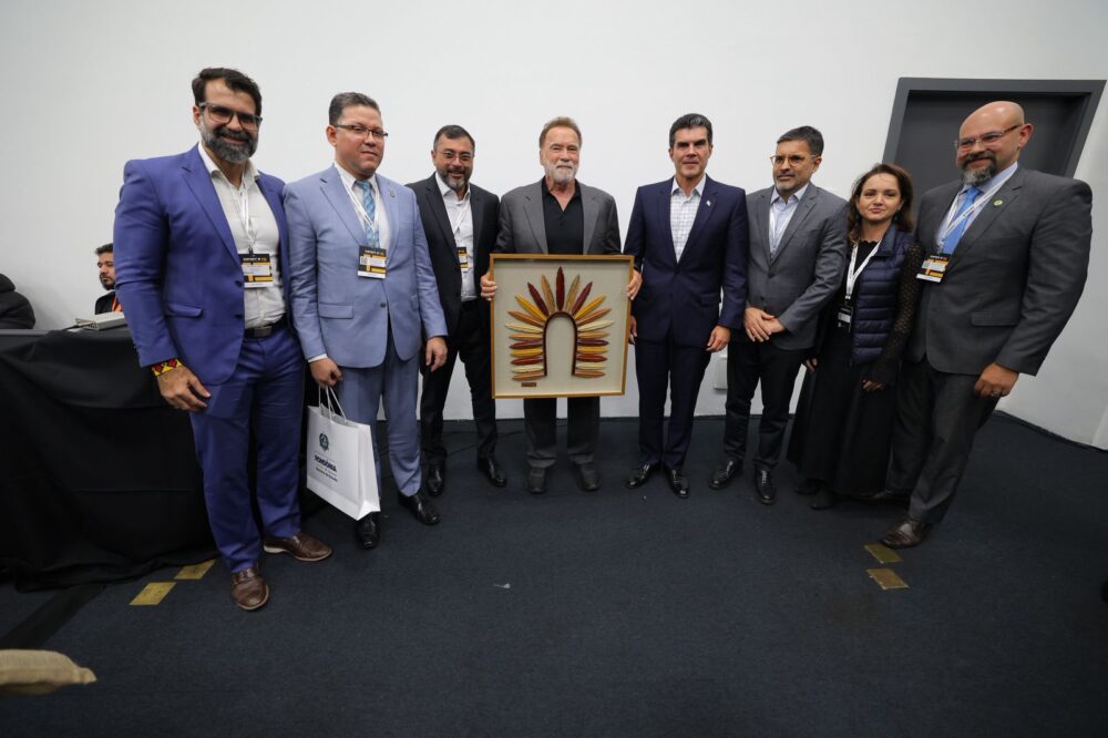 Governador Wilson Lima apresenta a Arnold Schwarzenegger papel estratégico do Amazonas na agenda climática global e na defesa dos povos da floresta foto Diego Peres Secom Governador Wilson Lima apresenta a Arnold Schwarzenegger papel estratégico do Amazonas na agenda climática global e na defesa dos povos da floresta foto Diego Peres Secom