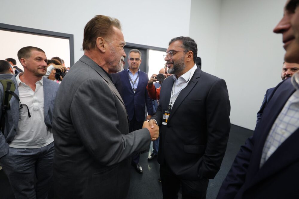 Governador Wilson Lima apresenta a Arnold Schwarzenegger papel estratégico do Amazonas na agenda climática global e na defesa dos povos da floresta foto Diego Peres Secom Governador Wilson Lima apresenta a Arnold Schwarzenegger papel estratégico do Amazonas na agenda climática global e na defesa dos povos da floresta foto Diego Peres Secom