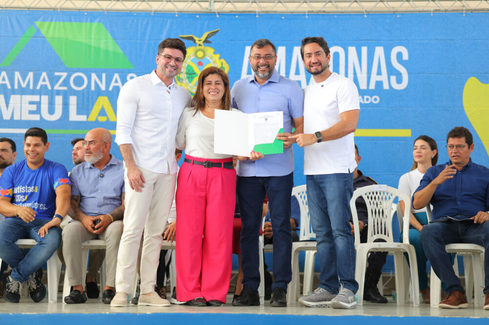 Governador Wilson Lima entrega títulos definitivos e anuncia regularização de mil imóveis em Manaus foto Diego Peres Secom