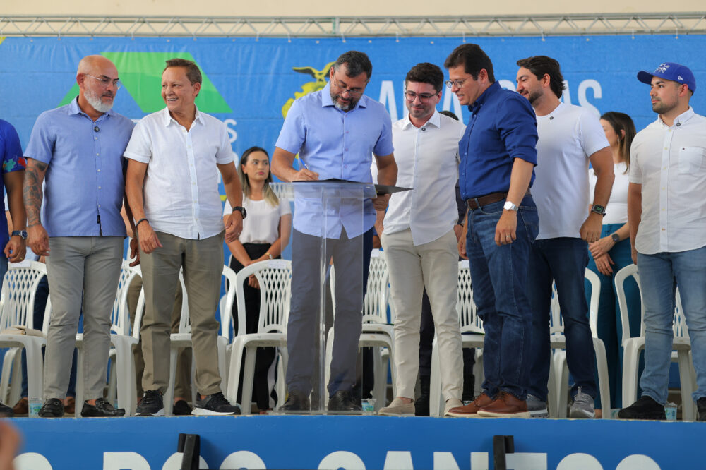 Governador Wilson Lima entrega títulos definitivos e anuncia regularização de mil imóveis em Manaus foto Diego Peres Secom