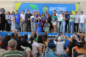 Wilson Lima entrega 403 títulos de imóveis e anuncia regularização de mais 1.860 unidades