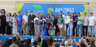 Governador Wilson Lima entrega títulos definitivos e anuncia regularização de mil imóveis em Manaus foto Diego Peres Secom