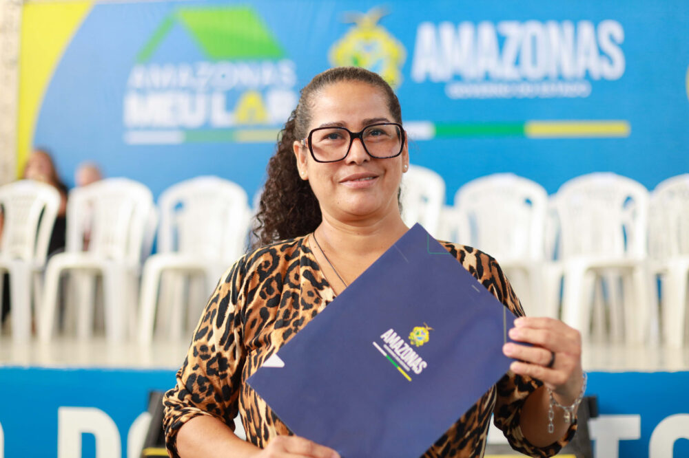 Governador Wilson Lima entrega títulos definitivos e anuncia regularização de mil imóveis em Manaus beneficiários Noelia Barros foto Tiago Corrêa UGPE
