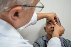 SES-AM zera fila e entrega 130 próteses oculares a pacientes na Policlínica Codajás