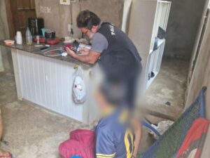 Criança estuprada desde os 6 anos pelo próprio pai era ameaçada de morte; veja imagens de onde a vítima morava