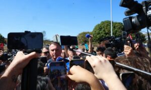 Políticos repercutem operação policial e tornozeleira em Bolsonaro