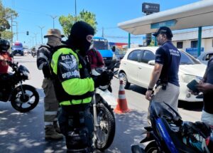 Detran-AM remove veículos e flagra condutores sem CNH, sem capacete e com falta de equipamentos obrigatórios