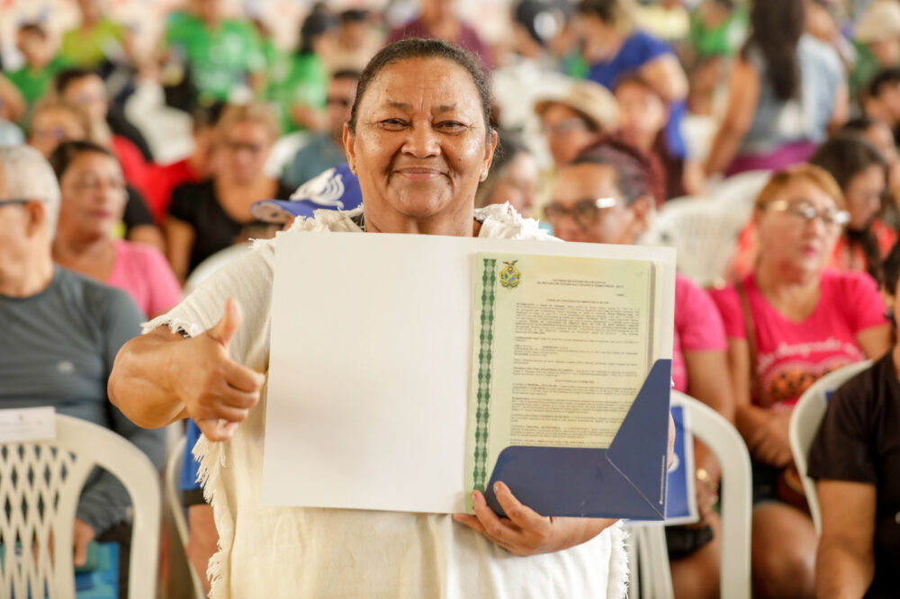 Governador Wilson Lima entrega títulos definitivos e programa já beneficia mais de mil famílias com regularização fundiária Antônia Coutinho Foto Diego Peres Secom ()