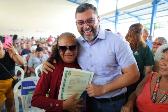 Governador Wilson Lima entrega títulos definitivos e programa já beneficia mais de mil famílias com regularização fundiária Foto Diego Peres Secom ()