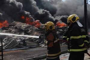 Governo mobiliza força-tarefa para combater incêndio de grandes proporções no Distrito Industrial