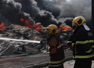 Governo do Amazonas monta força tarefa para combater incêndio de grandes proporções em Manaus Foto Mauro Neto Secom