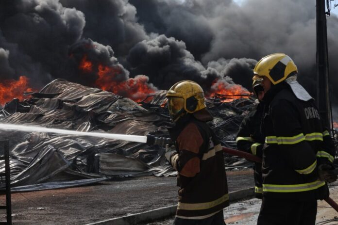 Governo do Amazonas monta força tarefa para combater incêndio de grandes proporções em Manaus Foto Mauro Neto Secom Governo do Amazonas monta força tarefa para combater incêndio de grandes proporções em Manaus Foto Mauro Neto Secom