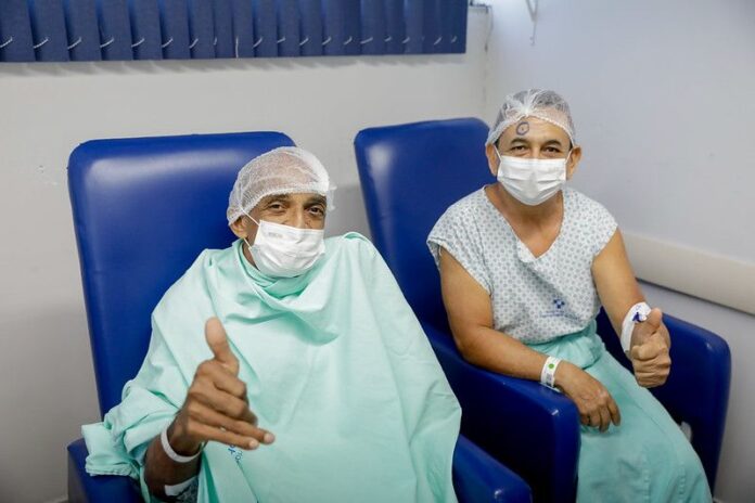 SECOM mutirão cirurgias Antônio Melo Monteiro (a esquerda) e Mário Quintino (a direita) FOTO Alex Pazuello