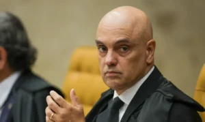 Moraes proíbe visita de presidente do PL a Bolsonaro