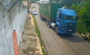 Veja momento em que carreta desce desgovernada e invade residência na zona Norte de Manaus