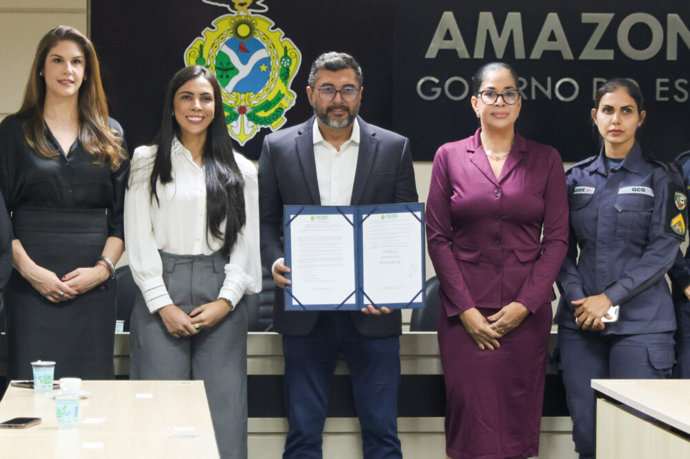 Arma de choque mulheres Foto Mauro Neto Secom Arma de choque mulheres Foto Mauro Neto Secom