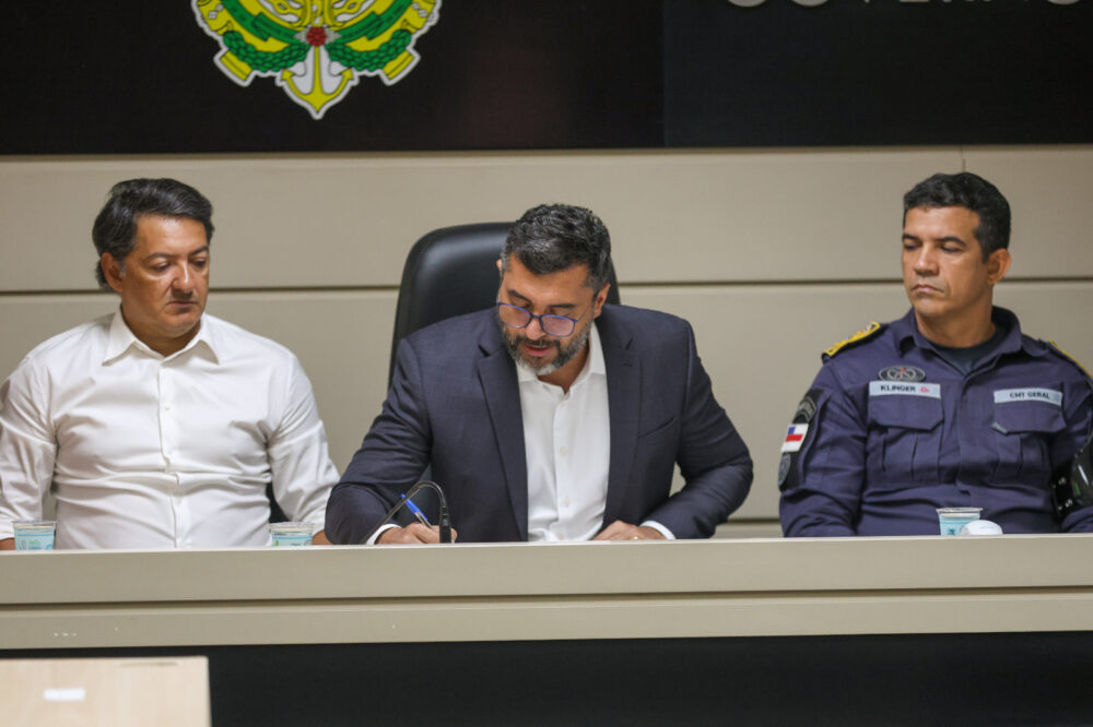 Arma de choque mulheres Foto Mauro Neto Secom Arma de choque mulheres Foto Mauro Neto Secom