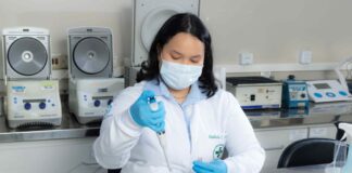 HEMOAM ALUNA MESTRADO PPGH PIPETANDO AMOSTRA FOTO LEONARDO MOTA () ()