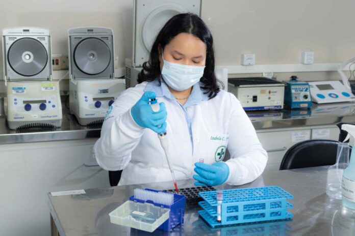 HEMOAM ALUNA MESTRADO PPGH PIPETANDO AMOSTRA FOTO LEONARDO MOTA () ()