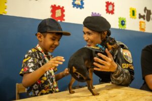 Manhã lúdica com cães policiais ajuda crianças com deficiência a superar medos em Manaus